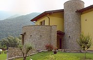 Casa e facciata in pietra