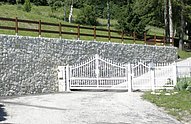 Muro in pietra e pilastri per cancello