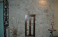 parete in pietra bianco d'almazia anticata